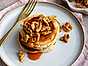 Amerikanska pannkakor med karamelliserade valnötter