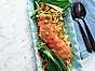 Asiatisk sommarsallad med lax och sesamdressing