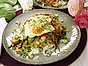 Asiatisk wok med kål och sesamstekt ägg