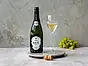 B.R.O.T produkt med glas och vindruvor