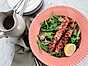 Baconlindad lax med broccolisallad