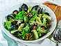 Blåmusslor i kokosmjölk med broccoli- och ärtsallad
