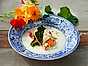 Blomkålssoppa med picklad kålrabbi och havskräftor