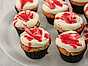 Bloody cupcakes med hallonsås och glasbitar