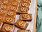 Brownie med pretzels och kolasås