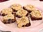Brownies med jordnötsfrosting och kolasås