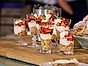 Cheesecake i glas med myntamarinerade jordgubbar