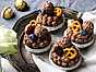 Chokladcupcakes med chokladpraliner, björnbär och kringlor