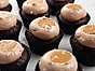 Chokladcupcakes med kolasmörkräm och kolasås