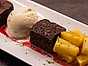 Chokladkaka med vaniljglass, hallon och karamelliserad ananas