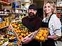 Ninos Sharro och Jessica Liljeberg i lilla frukthandeln på Hantverkargatan i Stockholm