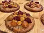 Cookie toppad med kola, choklad och hasselnöt