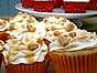 Emelies cupcakes med kola, citronmaräng och körsbär