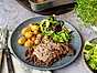 Enjoy Grillad entrecôte med enkel grönpepparsås och dressad sallad