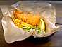 Fish and chips med krispig sallad