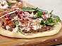 Flatbread med kebab, vitlöksyoghurt och örtsallad