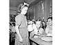 Över tusen barn på Nannaskolan i Uppsala fick lagad mat 1948 Elisabeth, 12, serverar mjölk till en kamrat Barnen hjälpte själva till med servering och disk