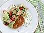 Frasiga kycklingbiffar med asiatisk råkostsallad