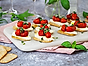 Göteborgs utvalda mozzarellasnittar med bakad tomat och basilikaströssel