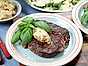 Grillad entrecôte med tomat, smör och varm zucchinisallad