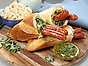 Grillad korv med baguette och chimichurri