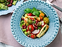 Grillostsallad med örtvinägrett och granatäpple