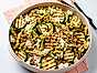 Grön pastasallad med grillad zucchini och örtpesto