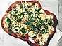 Grön pizza med fetaost, avokado, vitlök, ruccola och zucchini