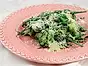 Grön sallad med broccoli, avokado, bönor och parmesandresing
