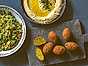 Gulärtsfalafel med tabbouleh och hummus