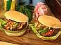 Hamburgare med ananassalsa och chilimajonnäs
