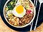 Jennies bibimbap på entrecôte med chilipciklad gurka