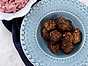 Juliga köttbullar med rödbetssallad