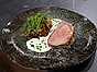 Kalventrecôte med mandelsmör, spetskål och skummad ostsås