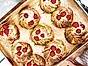 Kardemummabullar med vaniljkräm och hallon