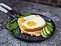 Kaviarmacka med stekt ägg och purjolök