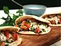 Kebab på spett med tahinisås och örtsallad