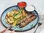 Kebabspett med röd och vit sås