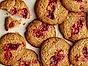 Kolacookies med jordgubbssylt Dansukker