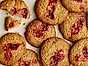 Kolacookies med jordgubbssylt Dansukker