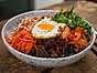 Koreansk bibimbap med bulgogisås och gochujang