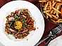 Koreansk laxtartar med pommes och het dipp