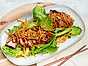 Koreansk sallad med grillad fläskkarré och sesamdressing