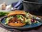 Korvbrödsbagarn Koreansk pulled pork burgare med kålsallad