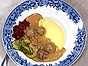 Köttbullar med gräddsås och rårörda lingon