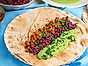 Krispiga kikärtor med grön hummus och syrlig rödkål