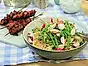 Kycklingspett med nudelsallad och krämig sesamdressing