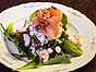 Laxbakelse på grönbädd toppad med gravad lax och räkor