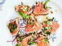Laxcarpaccio med rostade pinjenötter och basilika