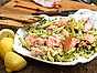  Ljummen pastasallad med riven broccoli och rökt lax